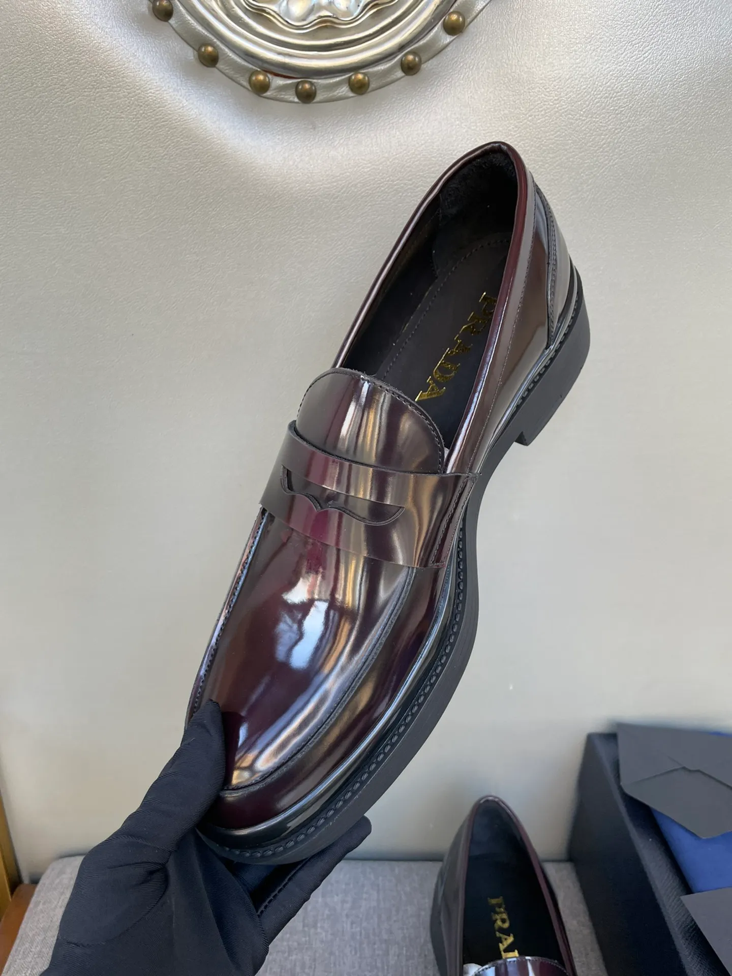 Men's shoes 💰860 💰Best recommendation✨PRADA Prada top purchasing quality imported upper with color-brushed edge beads carved toe design cowhide lining private molded TPU outsole non-slip, wear-resistant and elastic fashionable and versatile burgundy black blue 39-44 in stock (38, 45 customized for replacement, return and exchange)